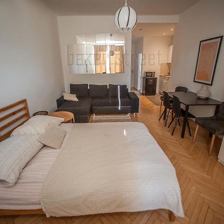 One Bedroom Apartment Close To Prague Castle Exterior photo